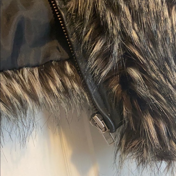 Hinge faux fur vest w leather lined zipper Size 1 - Picture 4 of 5